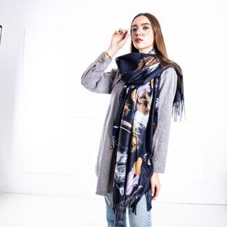 Eșarfă de damă albastru-bleumarin cu un model de pene - Accesorii