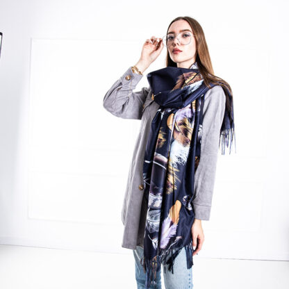 Eșarfă de damă albastru-bleumarin cu un model de pene - Accesorii