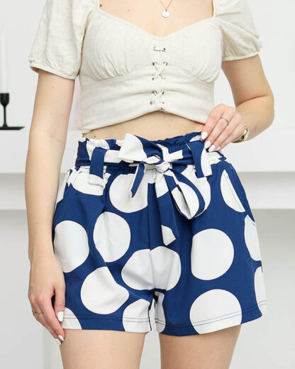 Pantaloni scurți de damă din țesătură bleumarin cu buline mari - Îmbrăcăminte