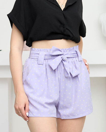 Pantaloni scurți de damă din material textil cu model violet - Îmbrăcăminte