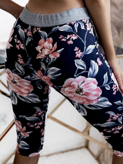 Pantaloni scurți de damă 3/4 cu flori în albastru marin și roz PLUS SIZE - Îmbrăcăminte