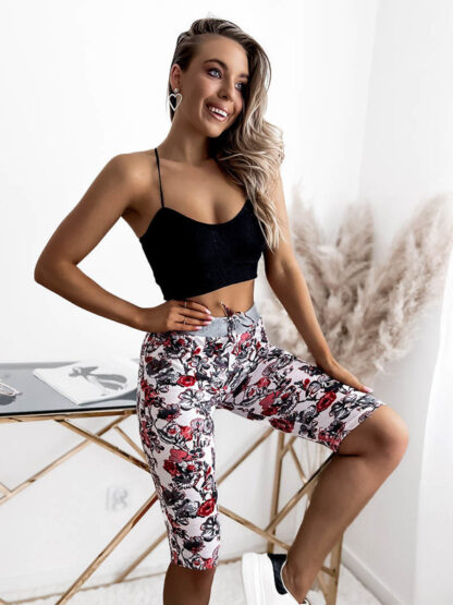 Pantaloni scurți 3/4 damă în alb și flori PLUS SIZE - Îmbrăcăminte