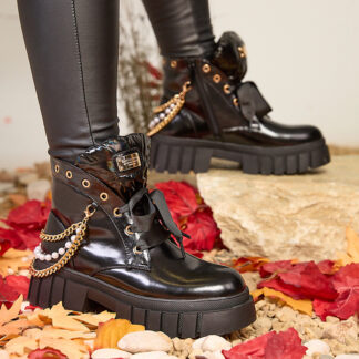 Royalfashion Cizme izolate de damă, negre Dahaff
