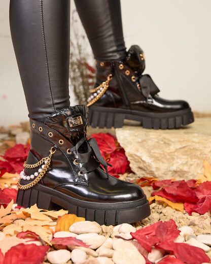 Royalfashion Cizme izolate de damă, negre Dahaff