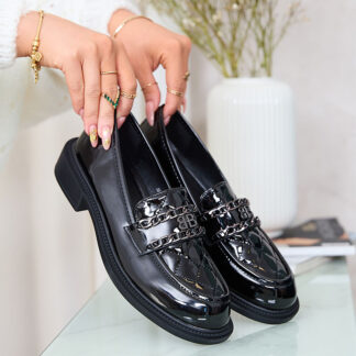 Royalfashion Mocasini negri lăcuiți cu nas matlasat Kusanna