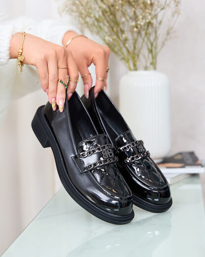 Royalfashion Mocasini negri lăcuiți cu nas matlasat Kusanna