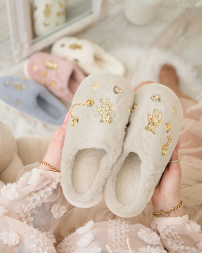Royalfashion Papuci de blană pentru femei bej cu ornamente Erserra