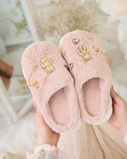 Royalfashion Papuci de blană pentru femei roz cu ornamente Erserra