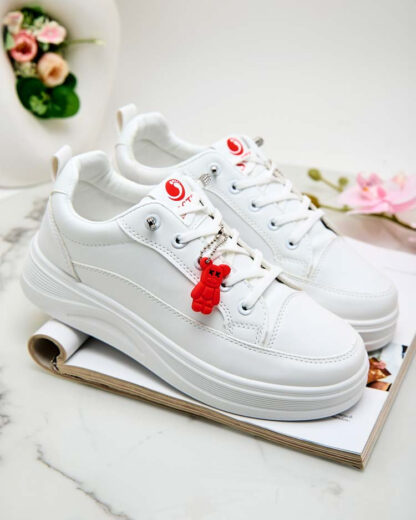 Adidași cu platformă albă și breloc Street Spirit
